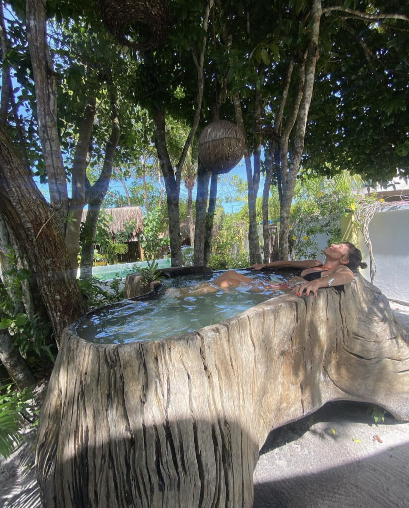 nossa magnifica jacuzzi tronco de árvore – Casa Caraíva vibes